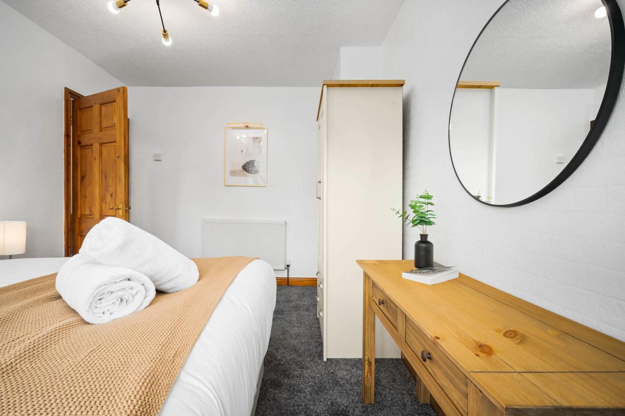 Holiday home Luxurious 3 Bedroom House With Parking 73b - Rated - Netflix - Wifi - Smart Tv *